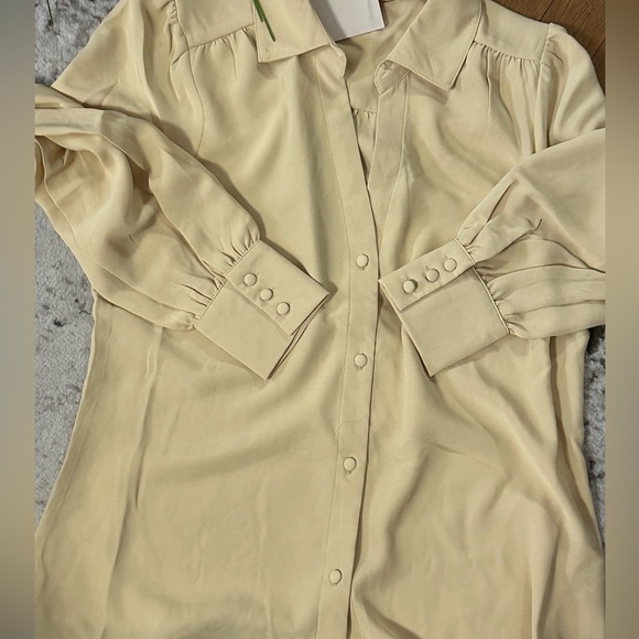 New๐ฉท Soft Button-Front Blouse ๐ค - Picture 7 of 8